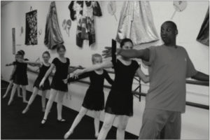 El Indpendiente Joey and Students at the Barre